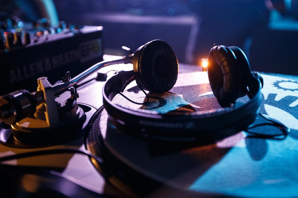 Koptelefoon liggend op een audiomixer, symbool voor thuis werken met geluid