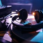 Koptelefoon liggend op een audiomixer, symbool voor thuis werken met geluid