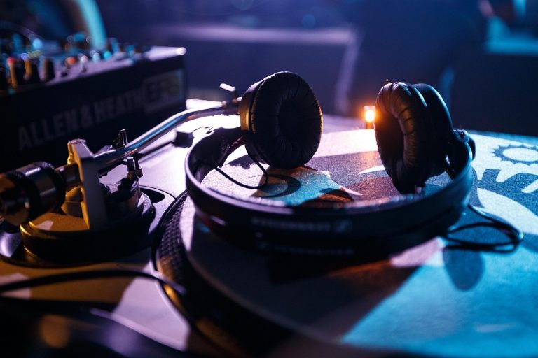 Koptelefoon liggend op een audiomixer, symbool voor thuis werken met geluid