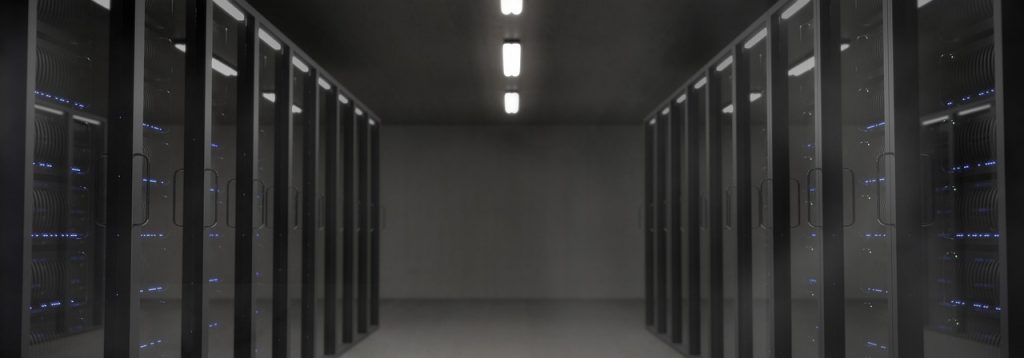 Een kleine serverrack opstelling in een thuiskelder met Supermicro-apparatuur en kabels