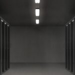 Een kleine serverrack opstelling in een thuiskelder met Supermicro-apparatuur en kabels