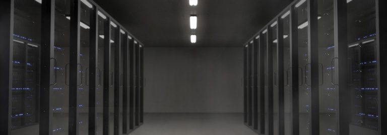 Een kleine serverrack opstelling in een thuiskelder met Supermicro-apparatuur en kabels