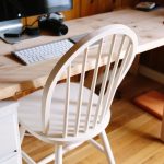 Opgeruimd thuiswerkbureau met laptop, muis en bureaulamp