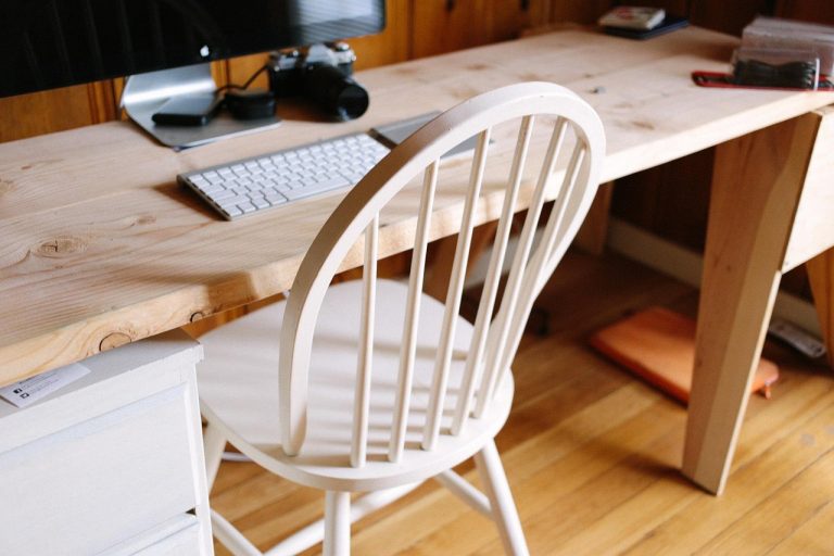 Opgeruimd thuiswerkbureau met laptop, muis en bureaulamp