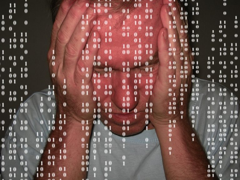 Laptop met een waarschuwingsscherm dat een verdacht bestand of virusmelding toont
