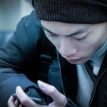Persoon die eindeloos door de feed van een smartphone scrollt