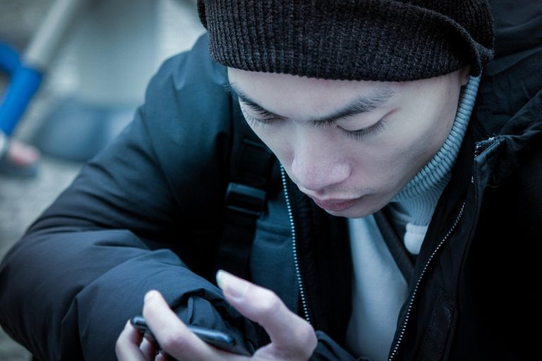 Persoon die eindeloos door de feed van een smartphone scrollt