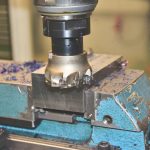 Een CNC-freesmachine in een werkplaats bewerkt een stuk hout