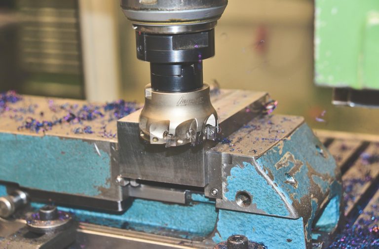 Een CNC-freesmachine in een werkplaats bewerkt een stuk hout