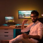 Een 27 inch gaming monitor op een bureau met een toetsenbord en muis