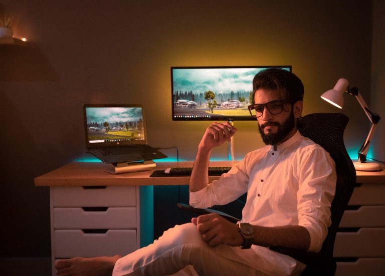 Een 27 inch gaming monitor op een bureau met een toetsenbord en muis