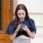 Persoon die een vragenlijst invult op een smartphone