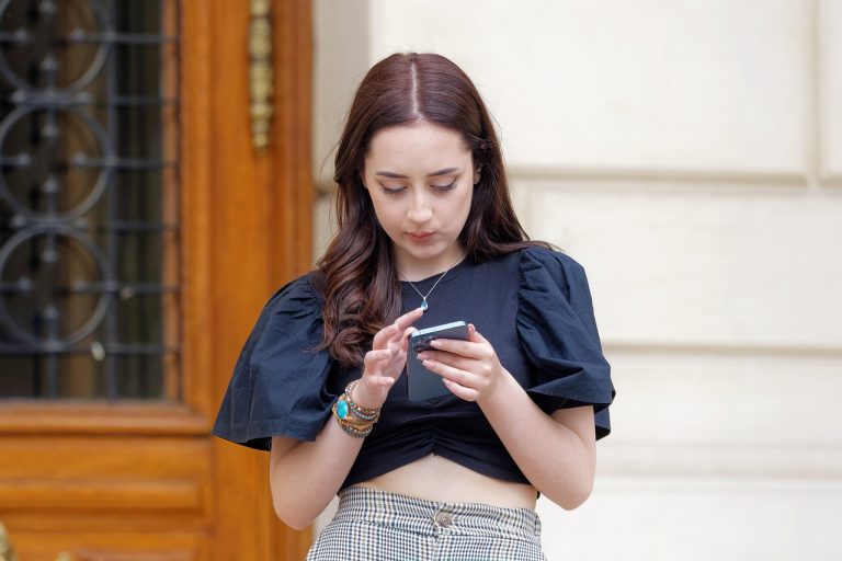 Persoon die een vragenlijst invult op een smartphone