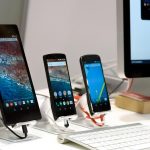 Hand houdt smartphone vast met app store geopend op het scherm