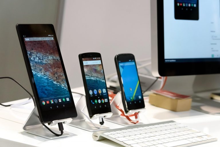 Hand houdt smartphone vast met app store geopend op het scherm