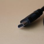 Verschillende videokabels waaronder HDMI en DisplayPort naast elkaar gelegd op een bureau