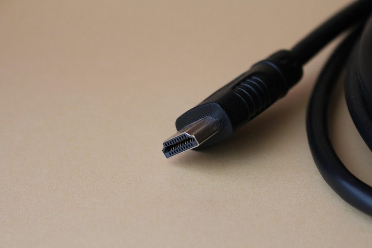 Verschillende videokabels waaronder HDMI en DisplayPort naast elkaar gelegd op een bureau