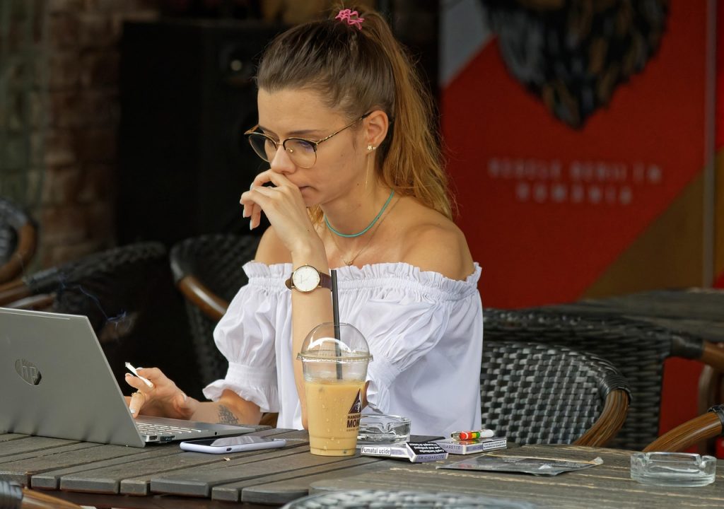 Laptop op een terras in de zomer met fel zonlicht