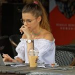 Laptop op een terras in de zomer met fel zonlicht