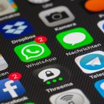 Smartphone met sociale media apps op het scherm, symbool voor privacy en dataverzameling