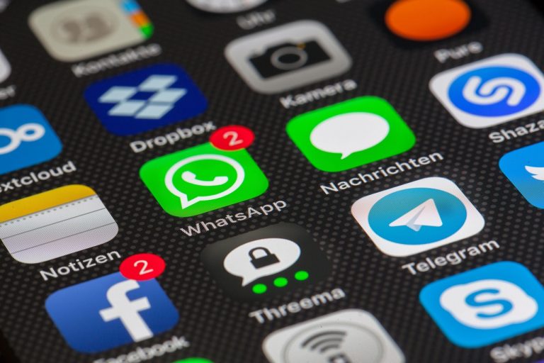 Smartphone met sociale media apps op het scherm, symbool voor privacy en dataverzameling