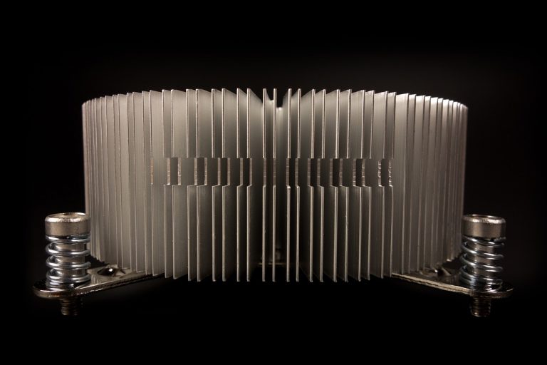 Koelventilator op een computerbehuizing die warmte afvoert tijdens zomerse temperaturen