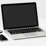 Een laptop en een smartphone naast elkaar, als voorbeeld van verschillende platforms
