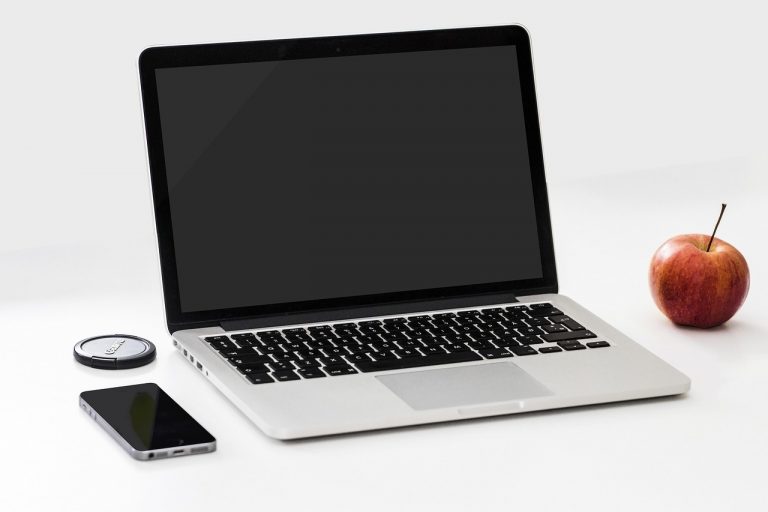 Een laptop en een smartphone naast elkaar, als voorbeeld van verschillende platforms