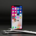 Een reparatiebalie in een telefoonwinkel met een smartphone die opengemaakt is voor reparatie