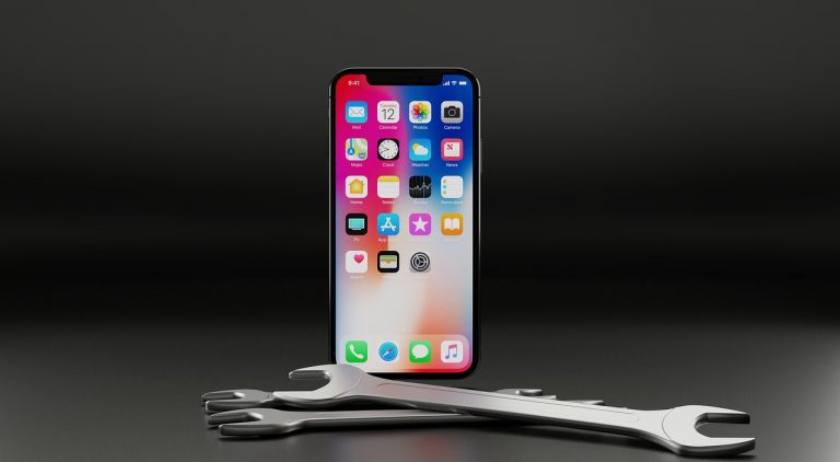Een reparatiebalie in een telefoonwinkel met een smartphone die opengemaakt is voor reparatie
