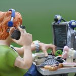 Een persoon die achter een laptop werkt en code typt in een editor