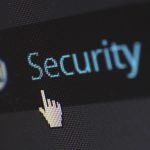 Laptop met beveiligingssoftware op het scherm