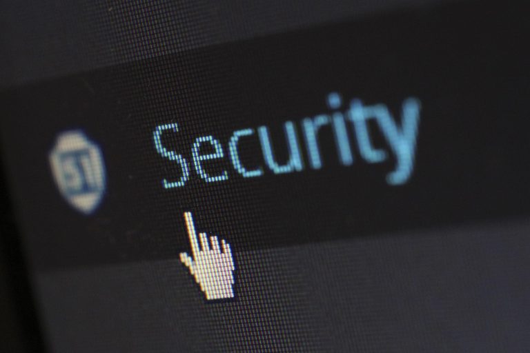 Laptop met beveiligingssoftware op het scherm
