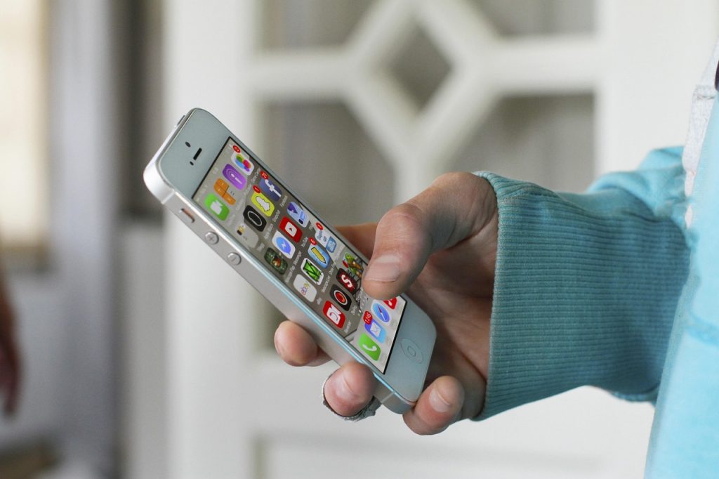 Smartphone waarop een app store te zien is met meerdere zoekresultaten