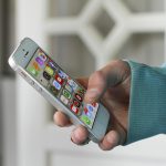 Smartphone waarop een app store te zien is met meerdere zoekresultaten