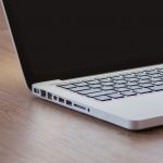 Laptop met een netwerkdiagram op het scherm voor thuisleren
