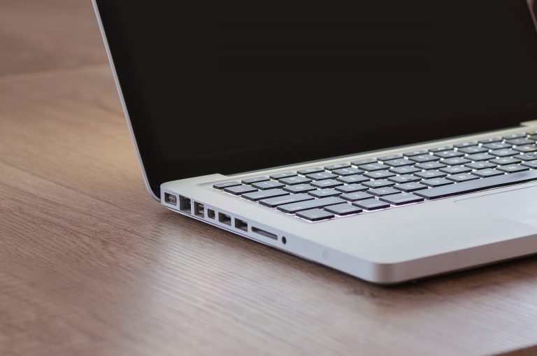 Laptop met een netwerkdiagram op het scherm voor thuisleren
