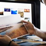 Een fotobewerkingsscherm met een gedetailleerde landschapsfoto geopend in Adobe Camera Raw