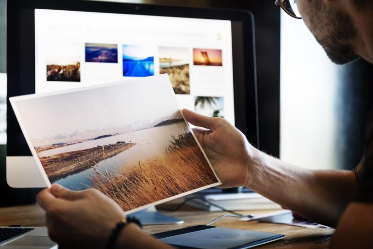 Een fotobewerkingsscherm met een gedetailleerde landschapsfoto geopend in Adobe Camera Raw