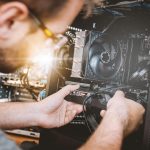 Close-up van een computermoederbord met gesoldeerde chips en compacte componenten