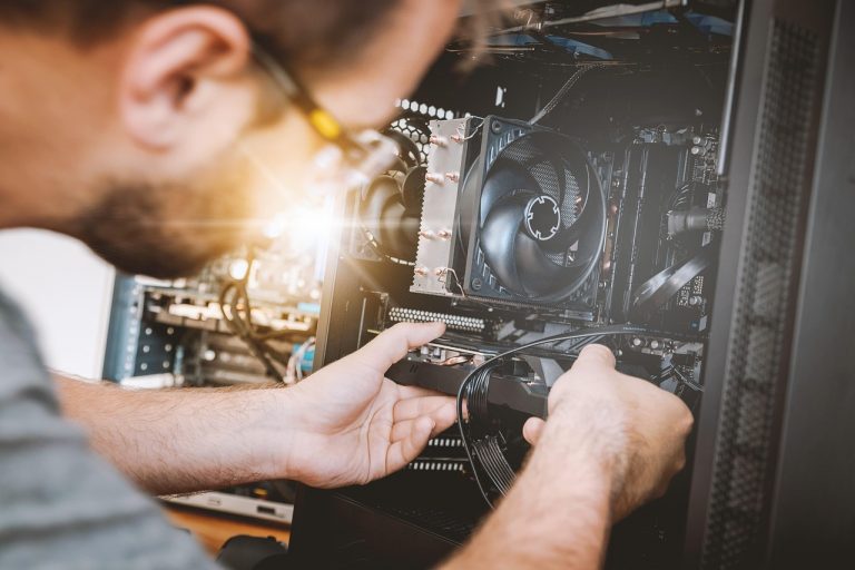 Close-up van een computermoederbord met gesoldeerde chips en compacte componenten
