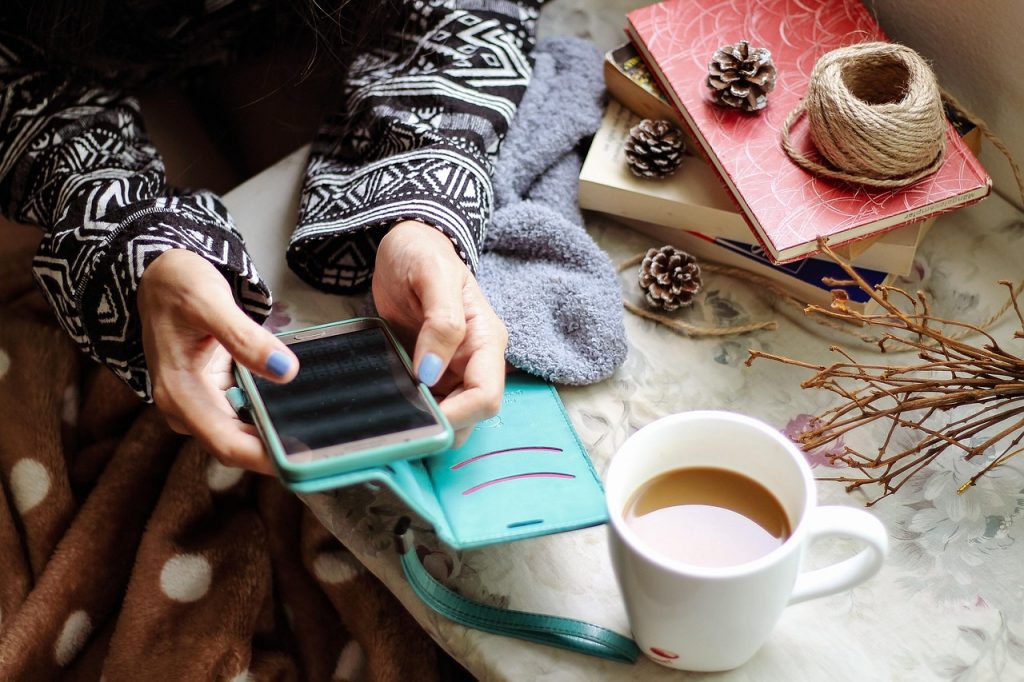Iemand die de privacy-instellingen op een smartphone controleert