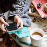 Iemand die de privacy-instellingen op een smartphone controleert
