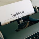 Een smartphone met een app store open waarop meerdere beschikbare updates te zien zijn