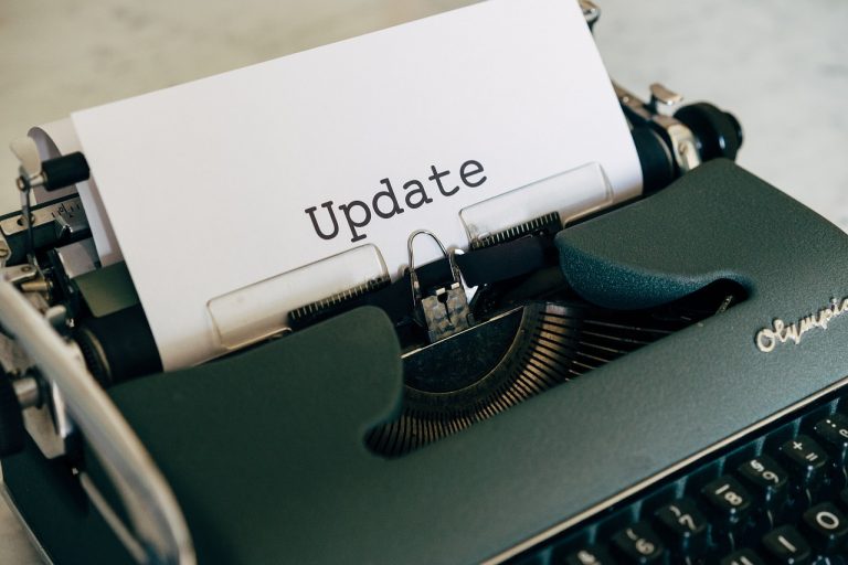 Een smartphone met een app store open waarop meerdere beschikbare updates te zien zijn