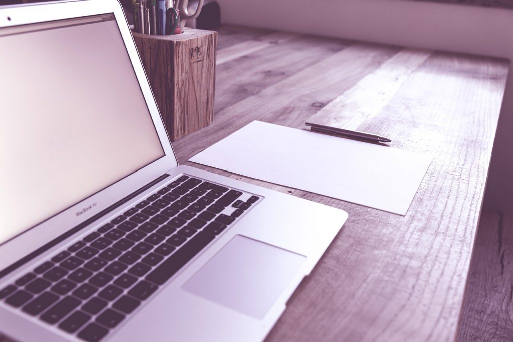 Persoon kijkt kritisch naar een video op een laptopscherm