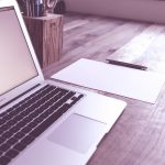Persoon kijkt kritisch naar een video op een laptopscherm