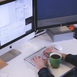 Een iiyama-monitor op een bureau die verbonden is met een computer