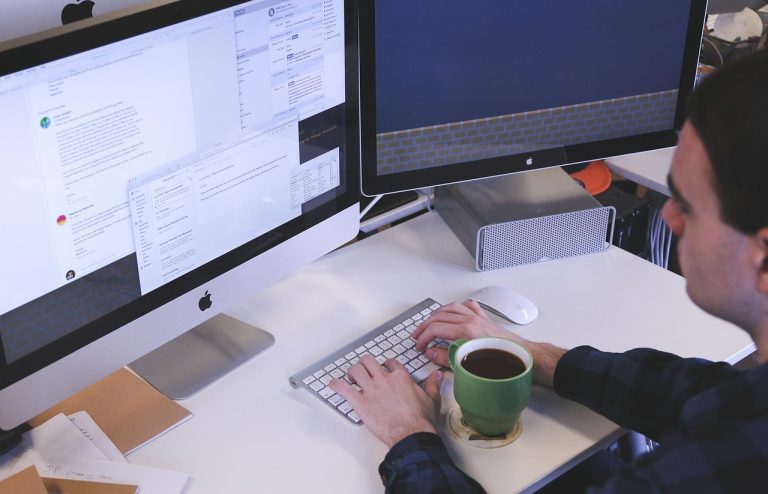 Een iiyama-monitor op een bureau die verbonden is met een computer
