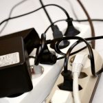 Een laptopstroomadapter met kabel en connector op een bureau